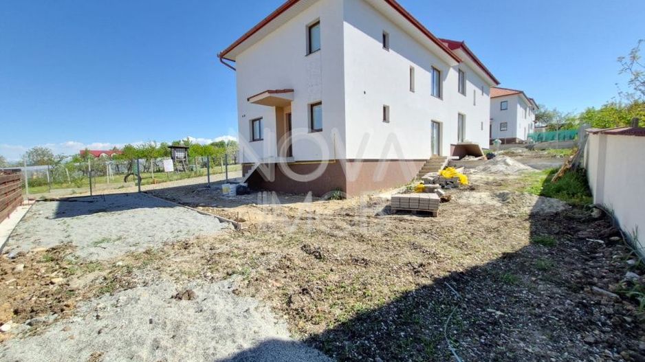 Casa tip duplex, la alb - Sura Mica - COMISION 0 - Poză 3