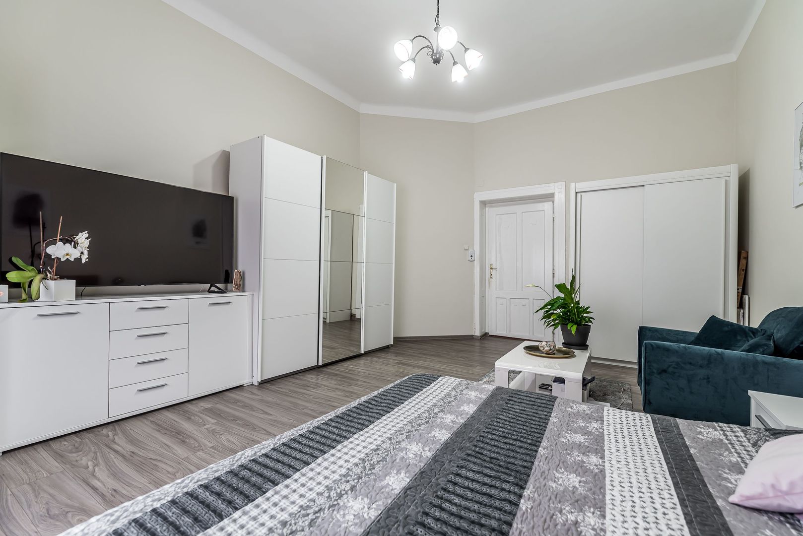 Apartament ultracentral cu 4 camere decomandat, etaj intermediar - Poză 5