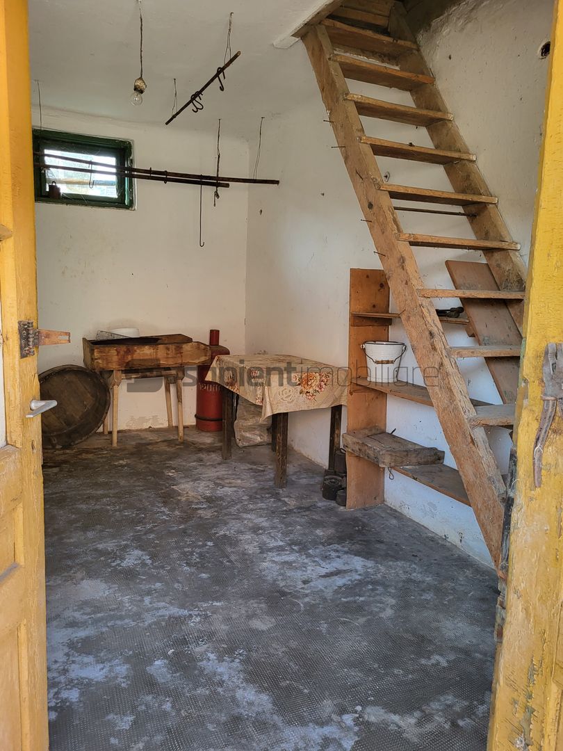 Casa de vanzare pentru 2 familii 5 camere 482mp - Poză 16