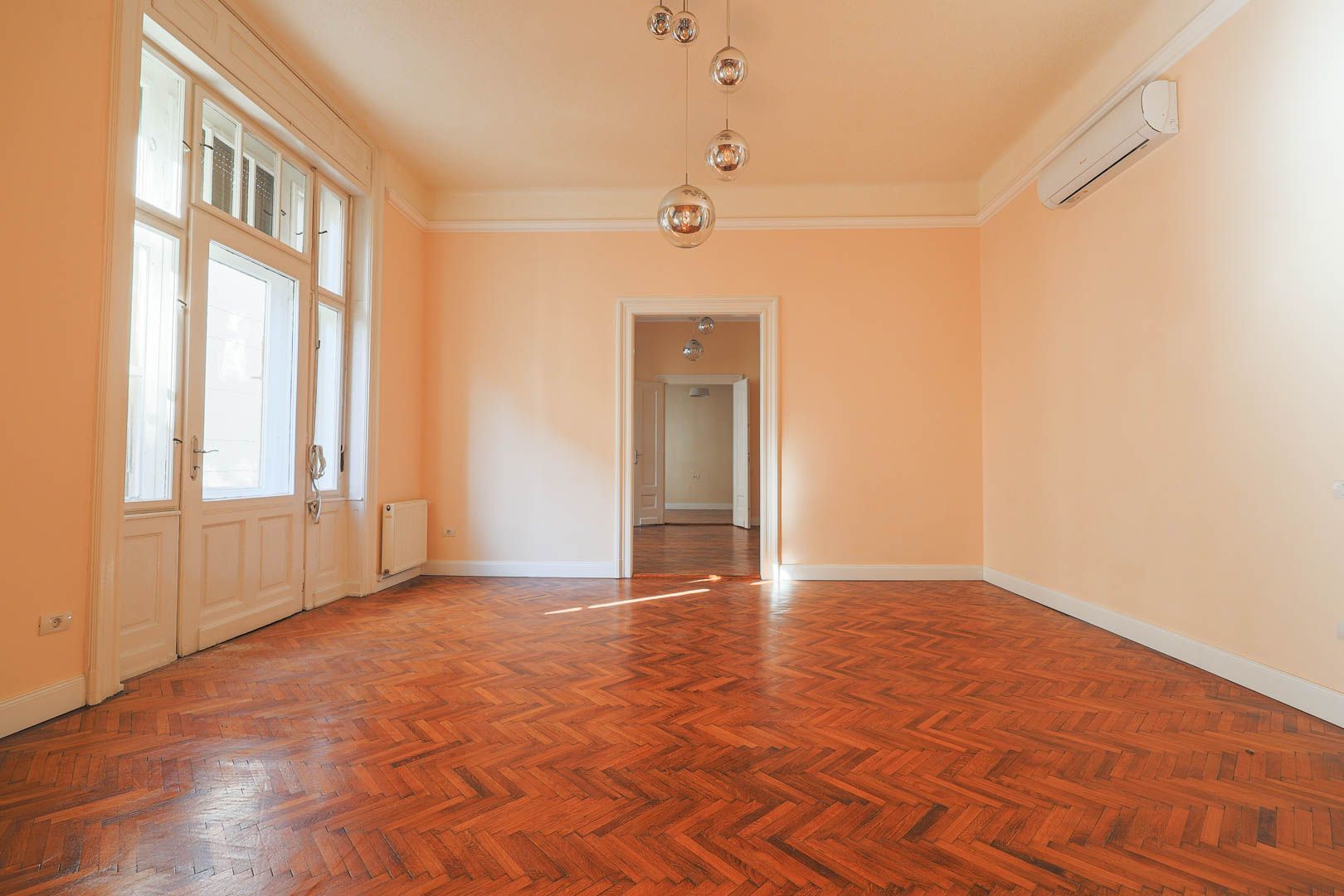 VANDUT.  Descoperă eleganța istorică în inima Aradului! - Poză 2