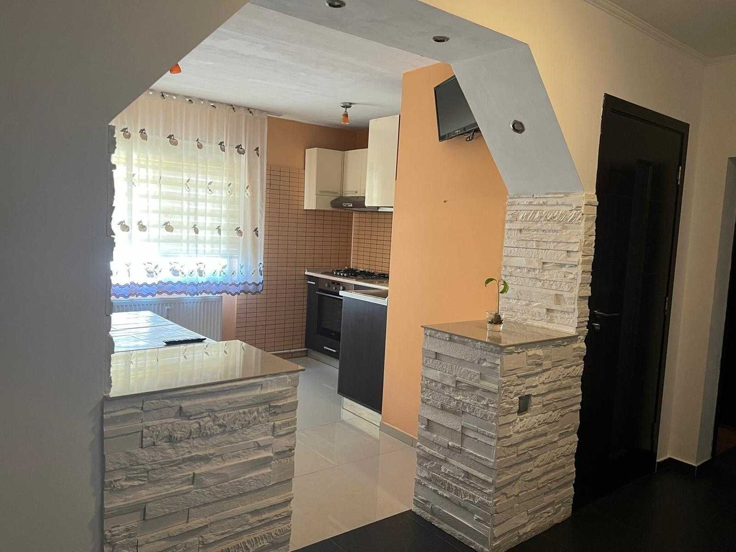 APARTAMENT MOBILAT SI UTILAT ZONA RAHOVA - Poză 4