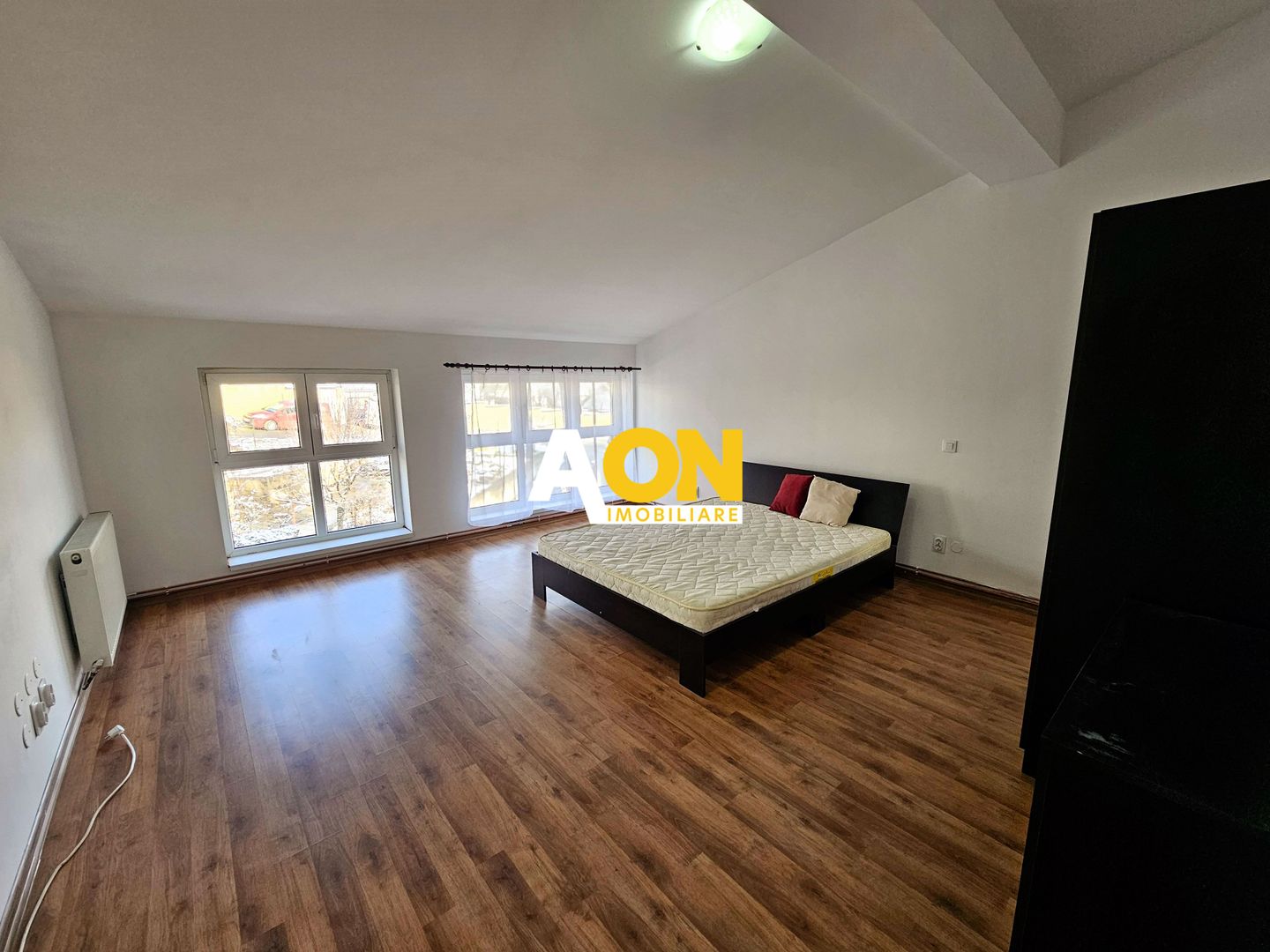 Apartament 3 camere, 80 mp, zona Schit, bloc nou, pretabil ca birou - Poză 2