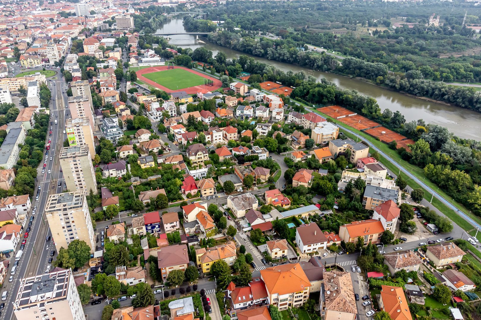 Vilă exclusivistă pe malul Mureșului – design modern si teren generos - Poză 12