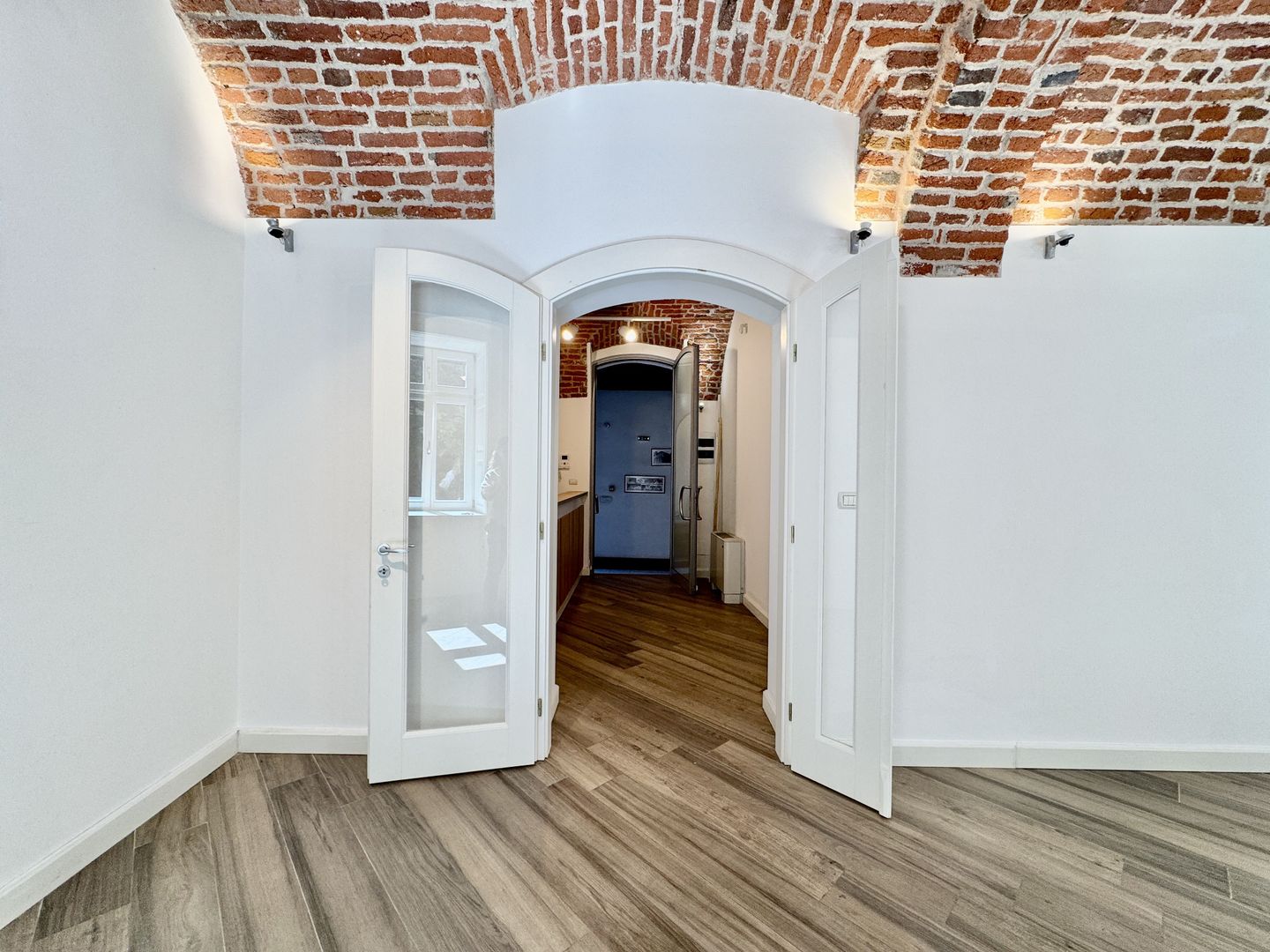 Spatiu birou in cladire istorica restaurata - Poză 6