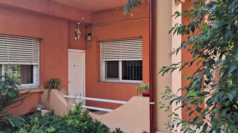 Casă cu teren generos de 1642 mp de vânzare în oraș (Zona Dâmbovița) - Poză 2