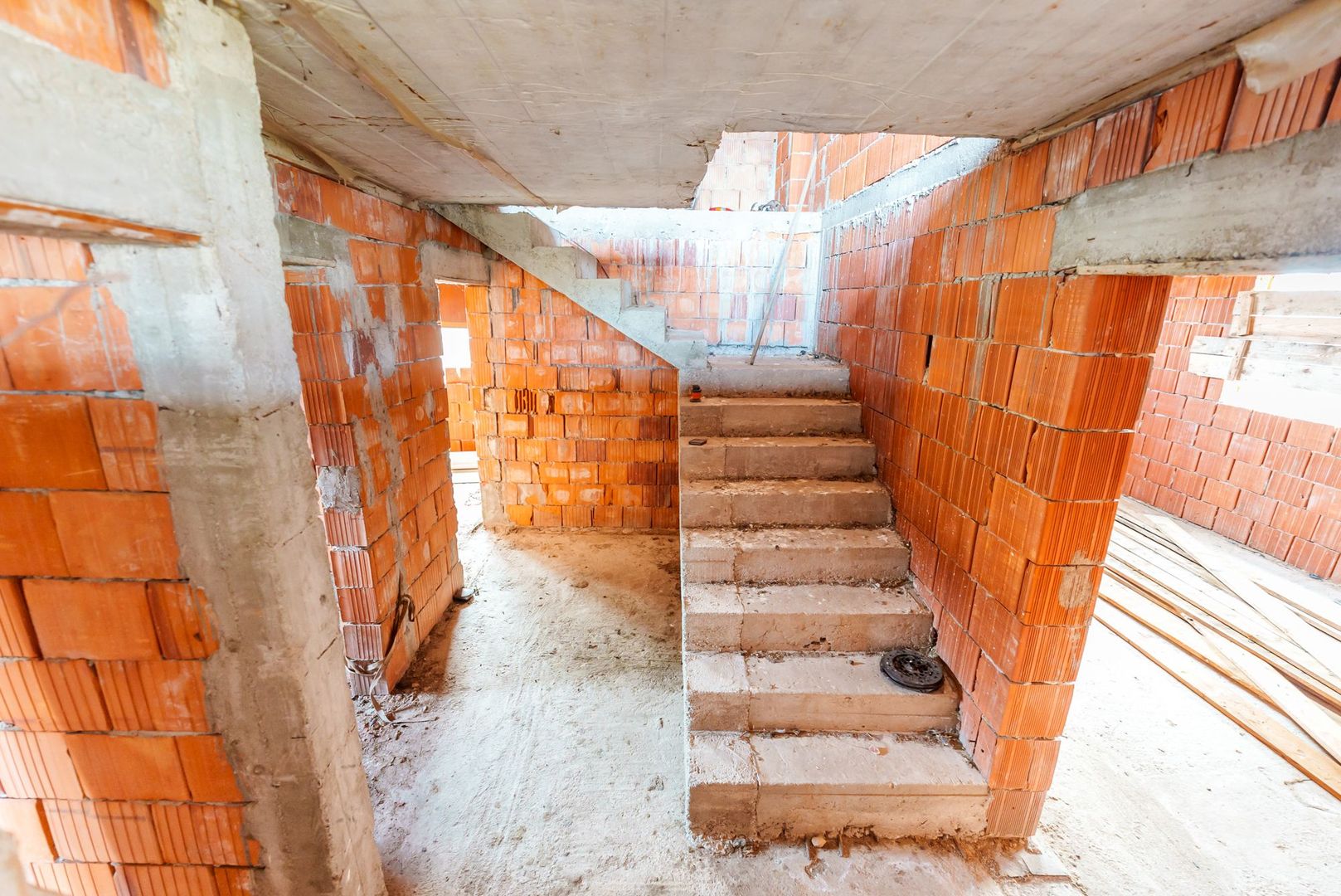 Casă la roșu cu teren Beliu - Poză 7