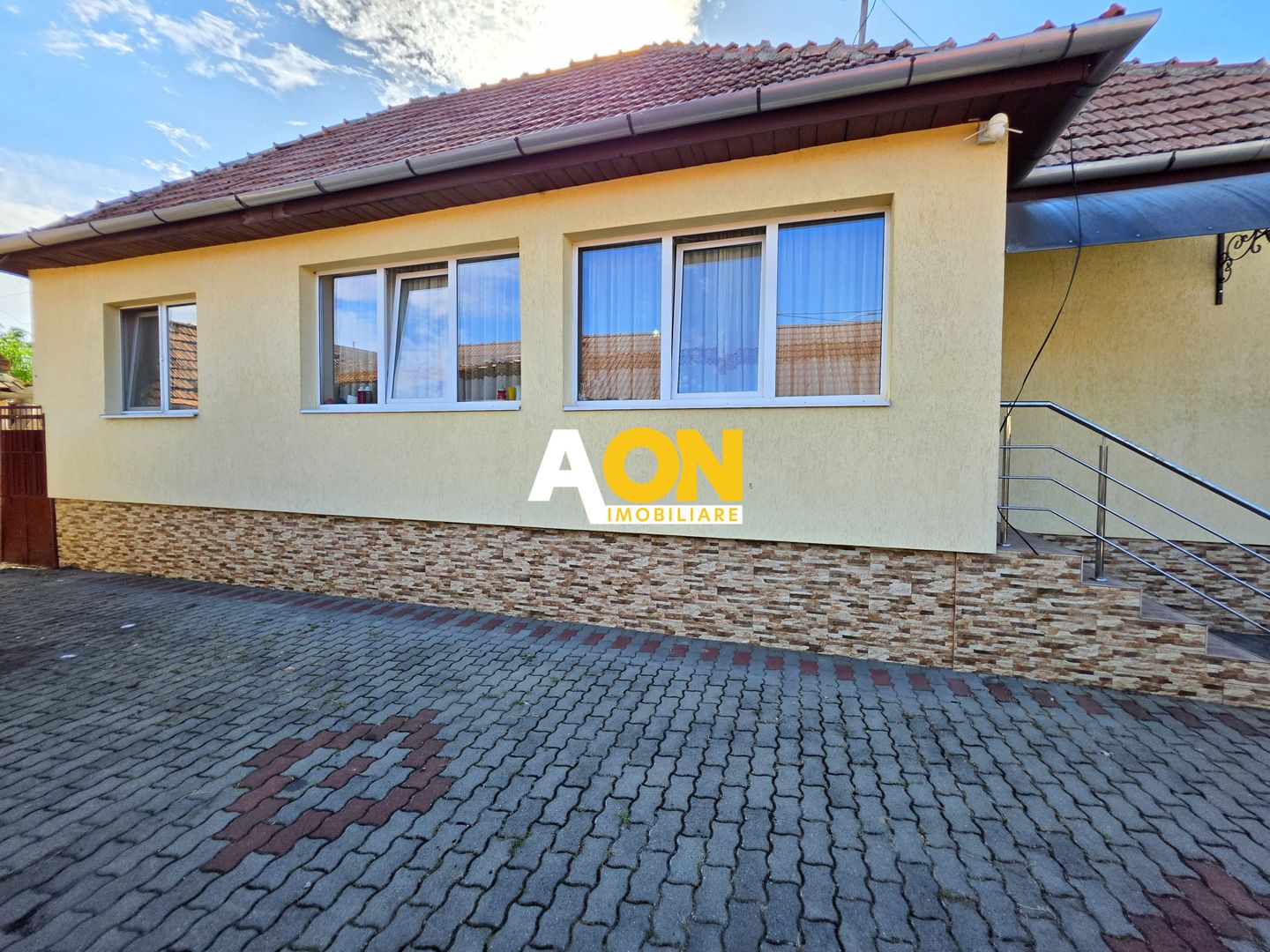 Casa cu 2 camere + anexe, toate utilitatile, 295 mp teren, zona Centru - Poză 2