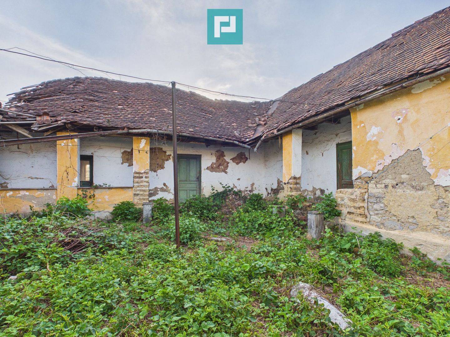 Casă în centrul localității Dezna, județul Arad - Poză 12