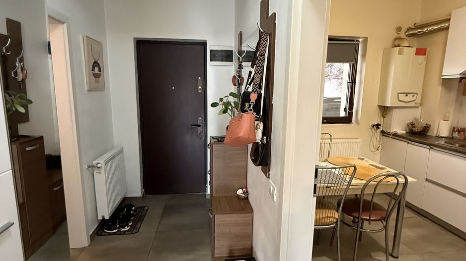 Casă înșiruită complet mobilată + curte+ 2 parcari în complex inchis! - Poză 21