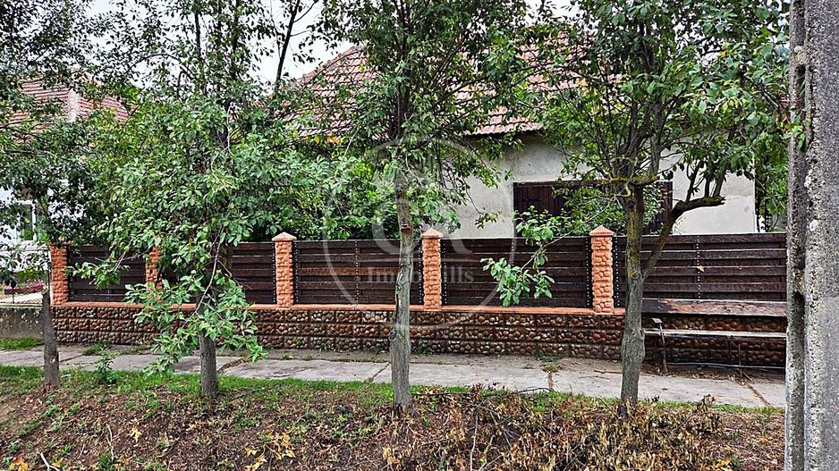 Casa de vanzare cu 4 camere si teren de 1520 in satul Batar, Bihor - Poză 3