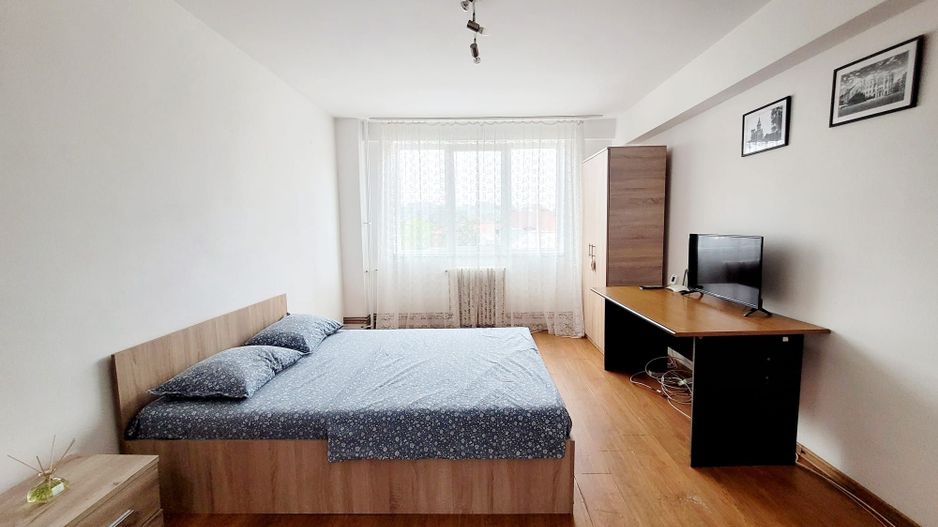 Apartament cu 3 camere - Centru/Piata 700 - Poză 1