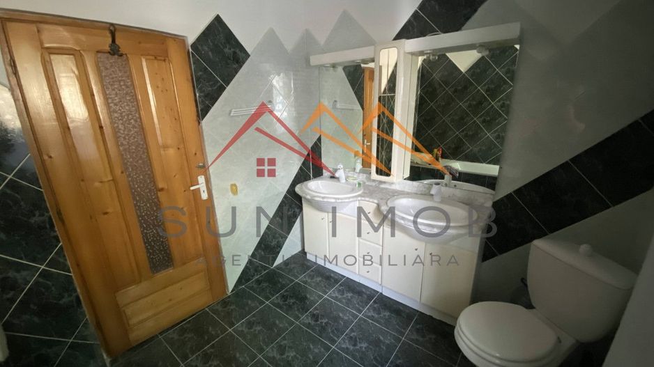 Vila de vanzare, teren 3100 mp, 7 camere, 6 grupuri sanitare, 3 CT, an 1997 - Poză 51