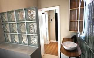 Locuință deosebită în Centru – apartament la casă, curte proprie! - Poză 8