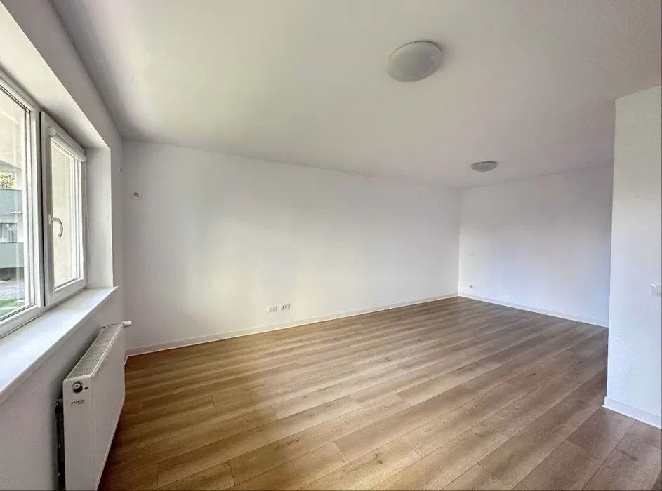 Garsoniera aproape de Mall Coresi, 38mp, loc parcare, 92500Euro - Poză 2