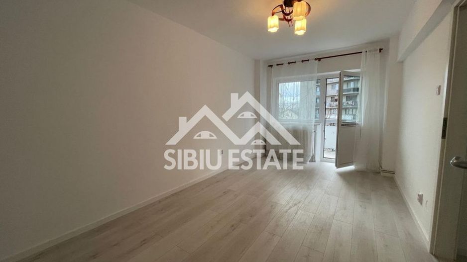 Apartament decomandat cu 2 camere, balcon, etaj 3, recent renovat, -Sibiu - Poză 2