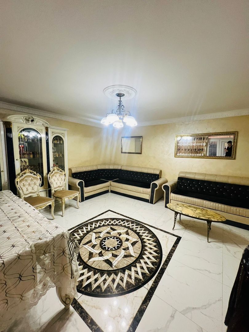 Casa cu teren , ULTRACENTRAL , singur in curte - Poză 3