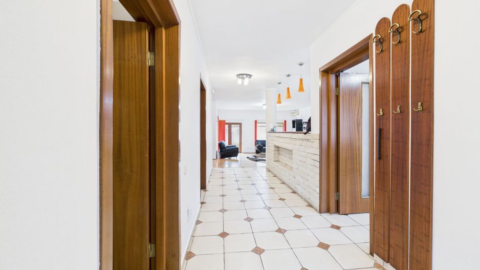 Casă spațioasă în Popești-Leordeni - Poză 9