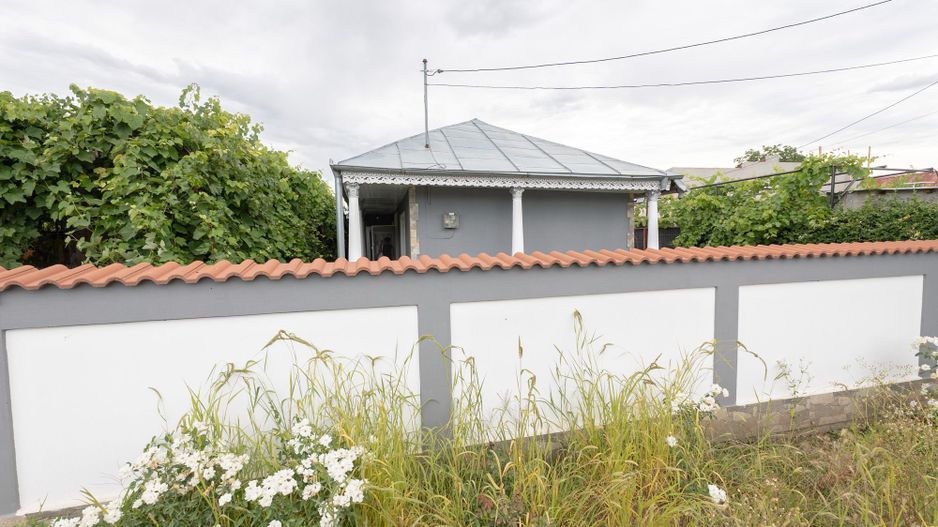 Casă cu 5 camere, complet renovată cu teren 920 mp în Tecuci - Poză 1