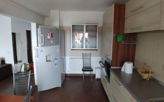 Apartament pe două niveluri cu garaj și parcare. - Poză 3