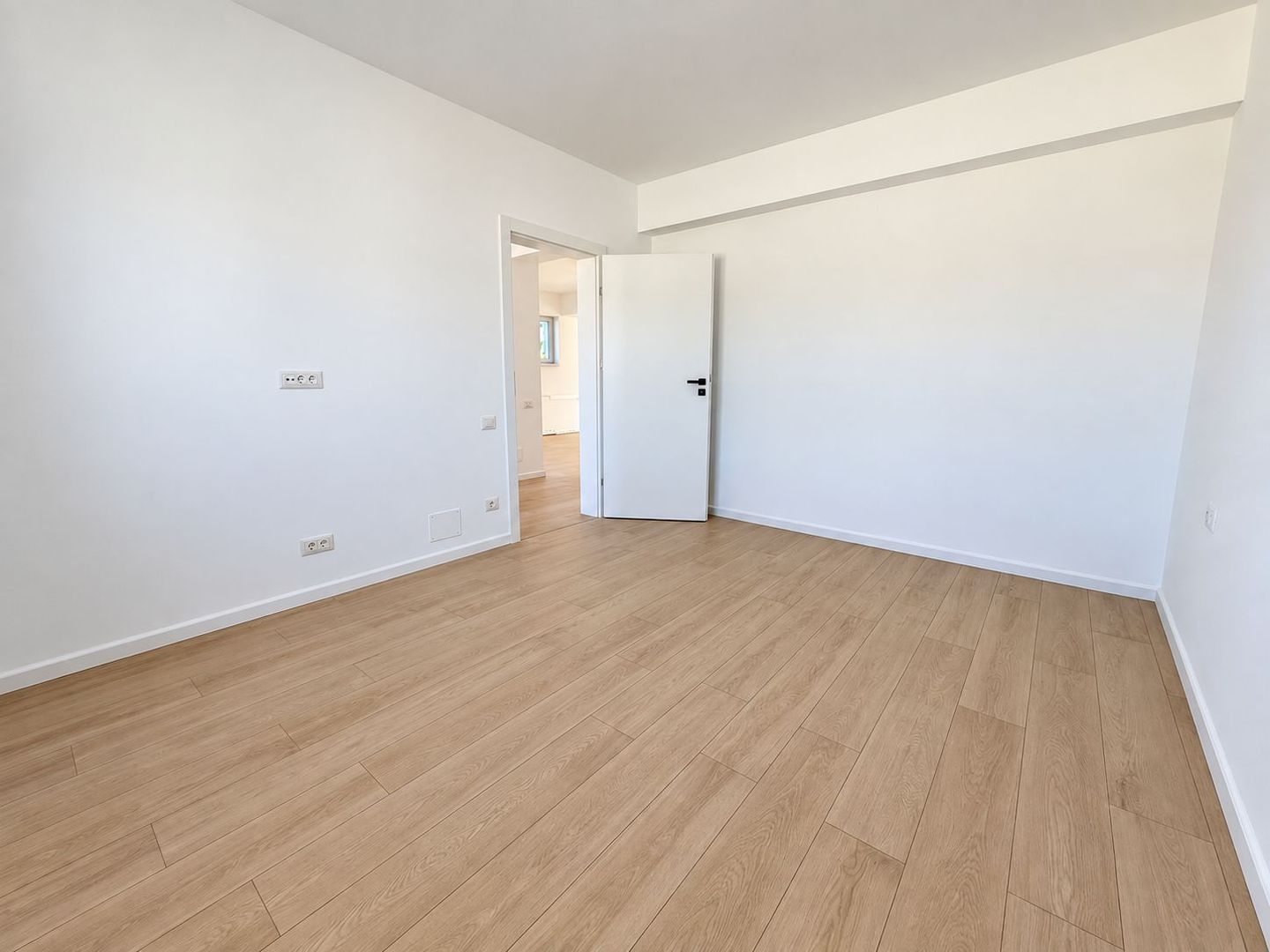 VILĂ INDIVIDUALĂ PE PARTER – 4 CAMERE, POMPĂ DE CĂLDURĂ, CURTE 160 MP - Poză 4