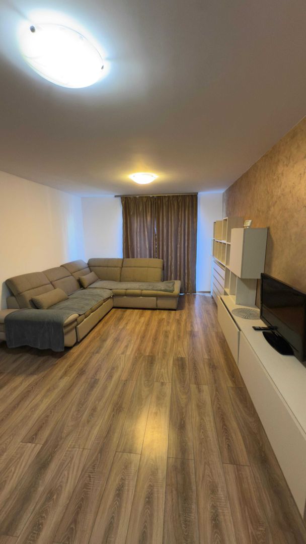 Apartament 2 camere decomandate, balcon, etaj intermediar, parcare - Poză 1