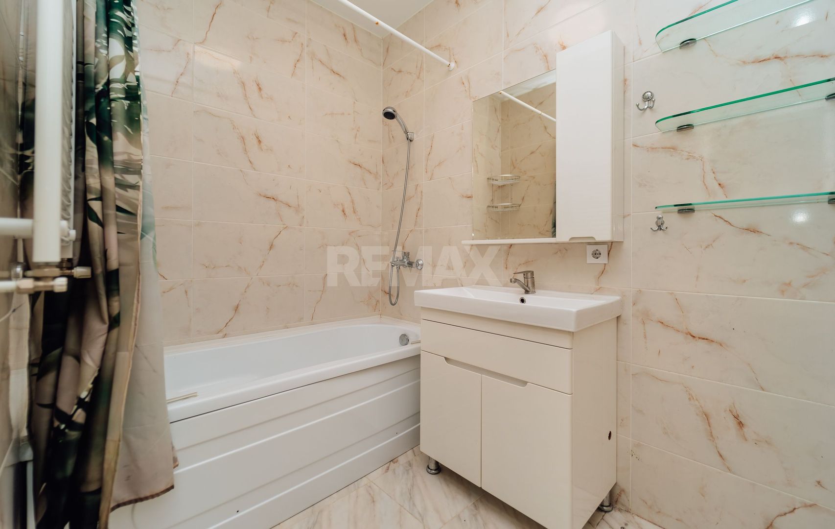 De vinzare Apartament 2 camere si balcon + living cu logie - Poză 16