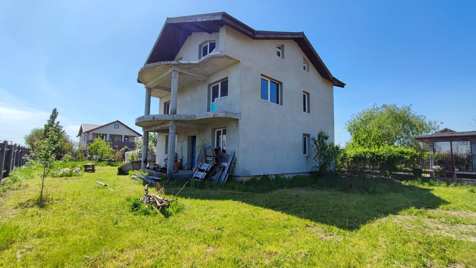 Casă spațioasă cu terase panoramice și curte mare - Poză 2