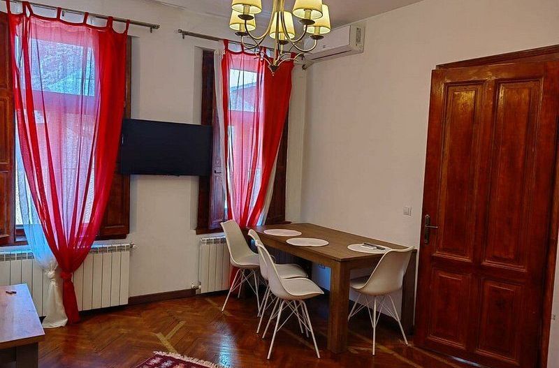 Casa cu doua camere, mobilata si utilata, zona centrala - Poză 1
