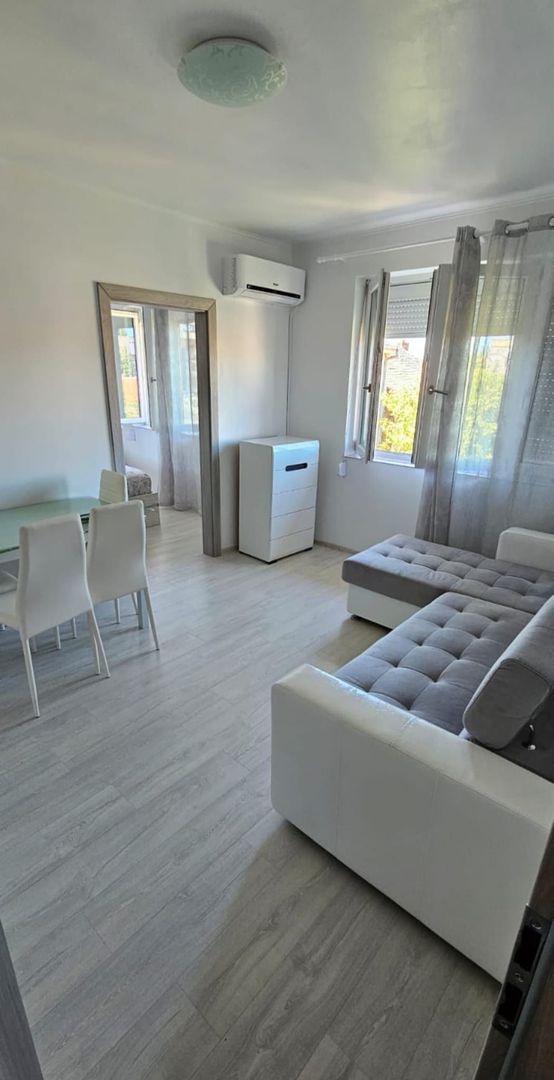 vand apartament 2 camere ,zona centrala - Poză 1