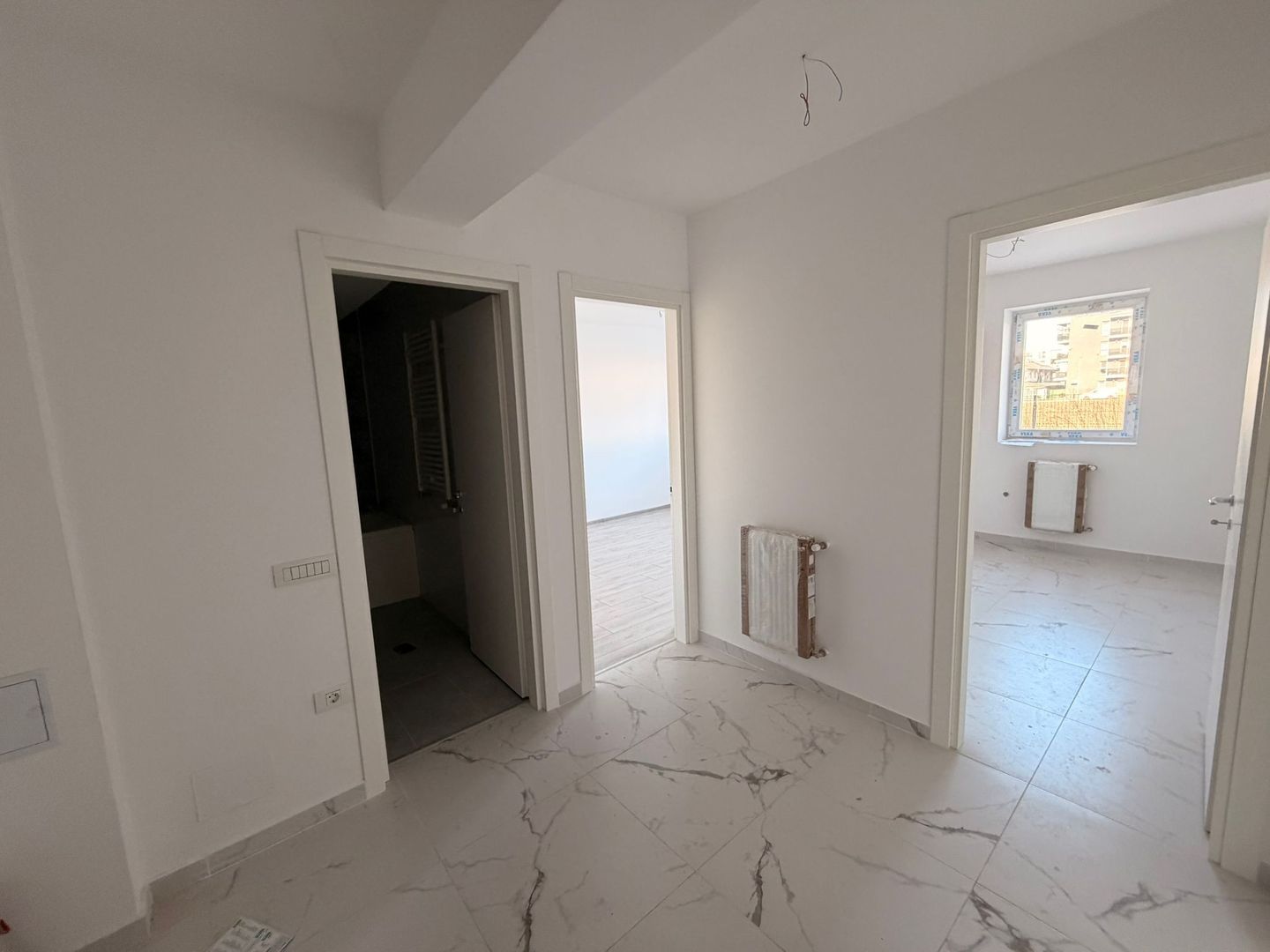 AP. 2 CAMERE, BLOC NOU, CENTRALA PROPRIE,BUCATARIE INCHISA,COMISION 0% - Poză 2