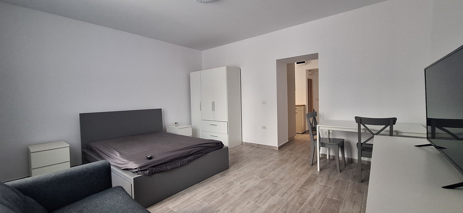 Apartament central cu o camera si loc de parcare - Poză 11