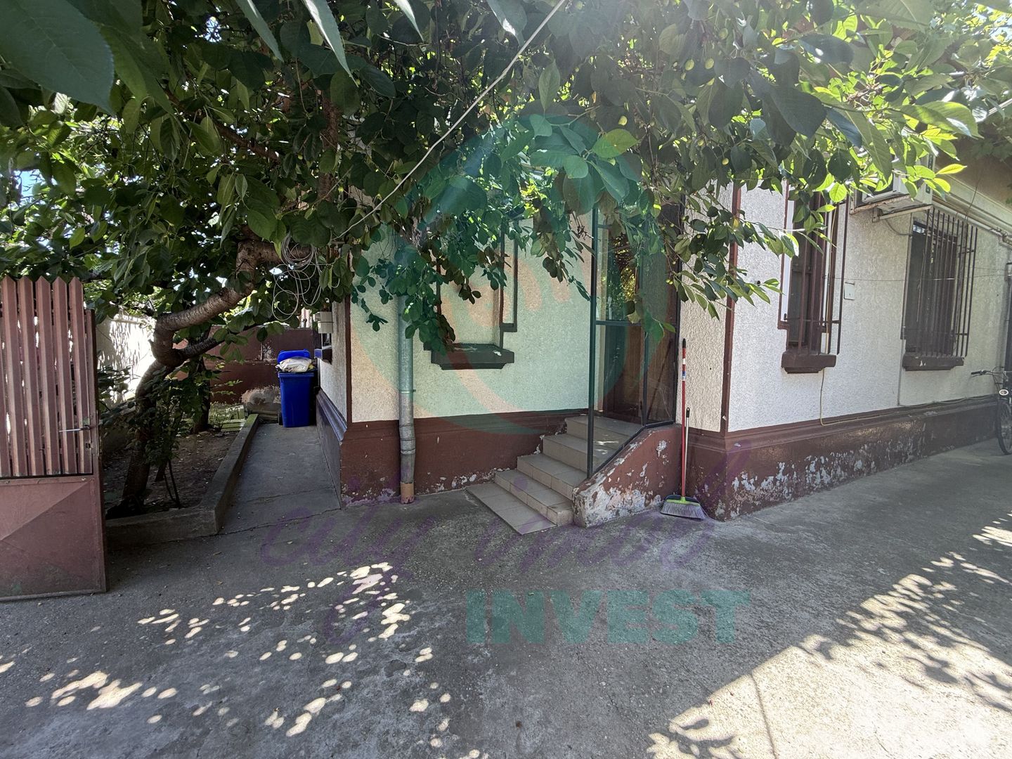 Casa pe parter, singura in curte, in Vatra Luminoasa - Poză 1