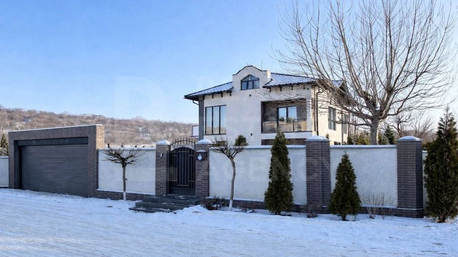 Vânzare,casă, 3 nivele, str. Nicolae Sulac , Codru - Poză 1