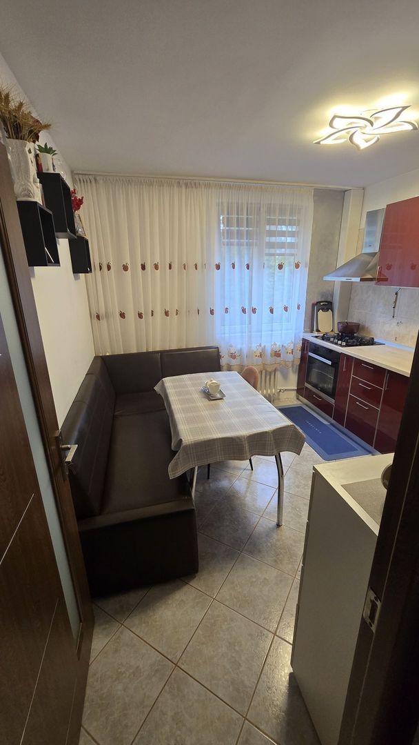 Vânzare Apartament 2 camere, etaj 1/4, renovat, parcare, boxă – Drumul Taberei - Poză 1