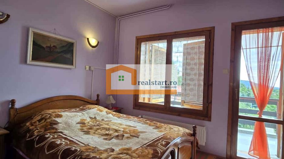 Vedere padure, panouri solare si fotovoltaice, pompa de caldura,  semineu - Poză 24