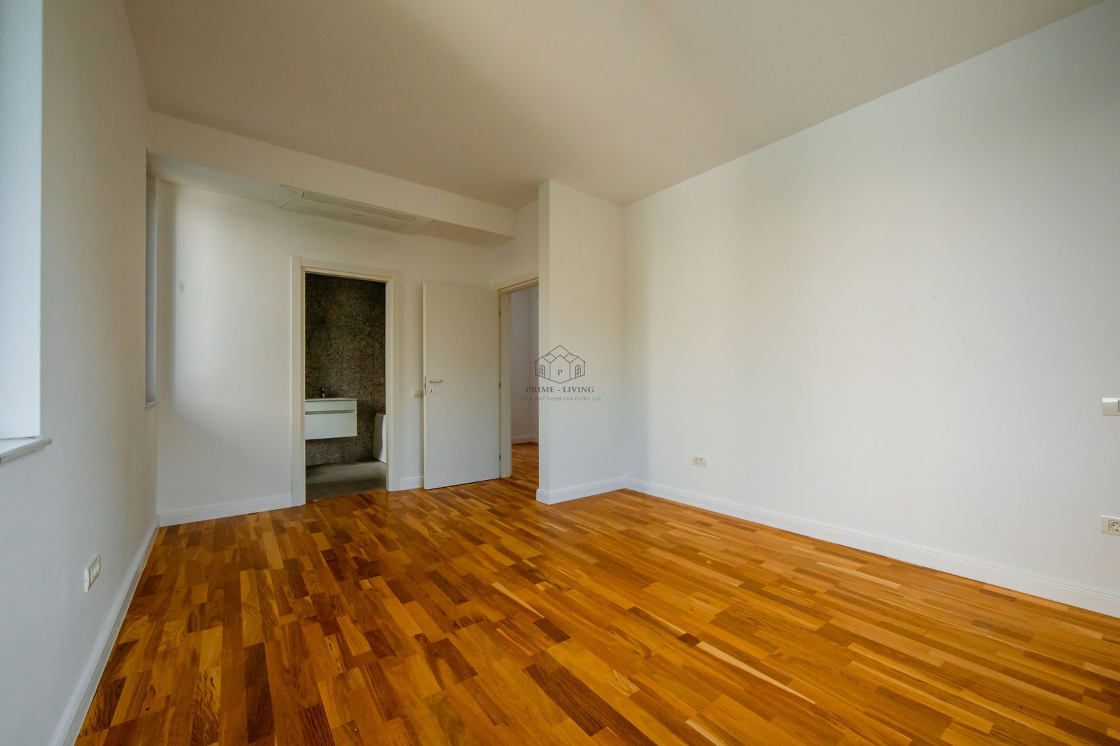 VILA SUPERBĂ CU 4 DORMITOAARE ȘI PISCINA LA INCHIRIERE - Poză 30