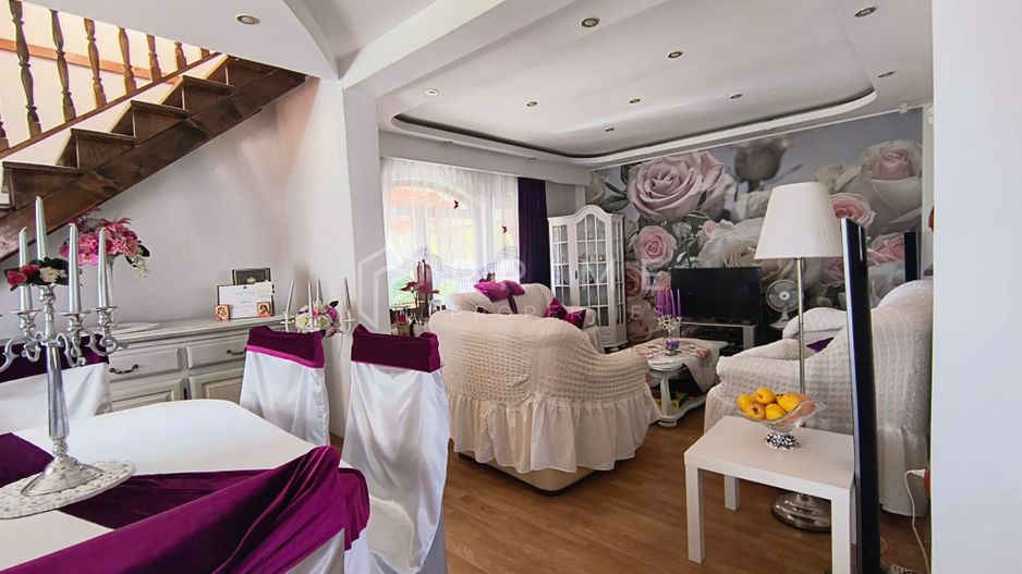 Casa perfectă pentru familie – curte, foișor cu grătar și garaj triplu - Poză 11