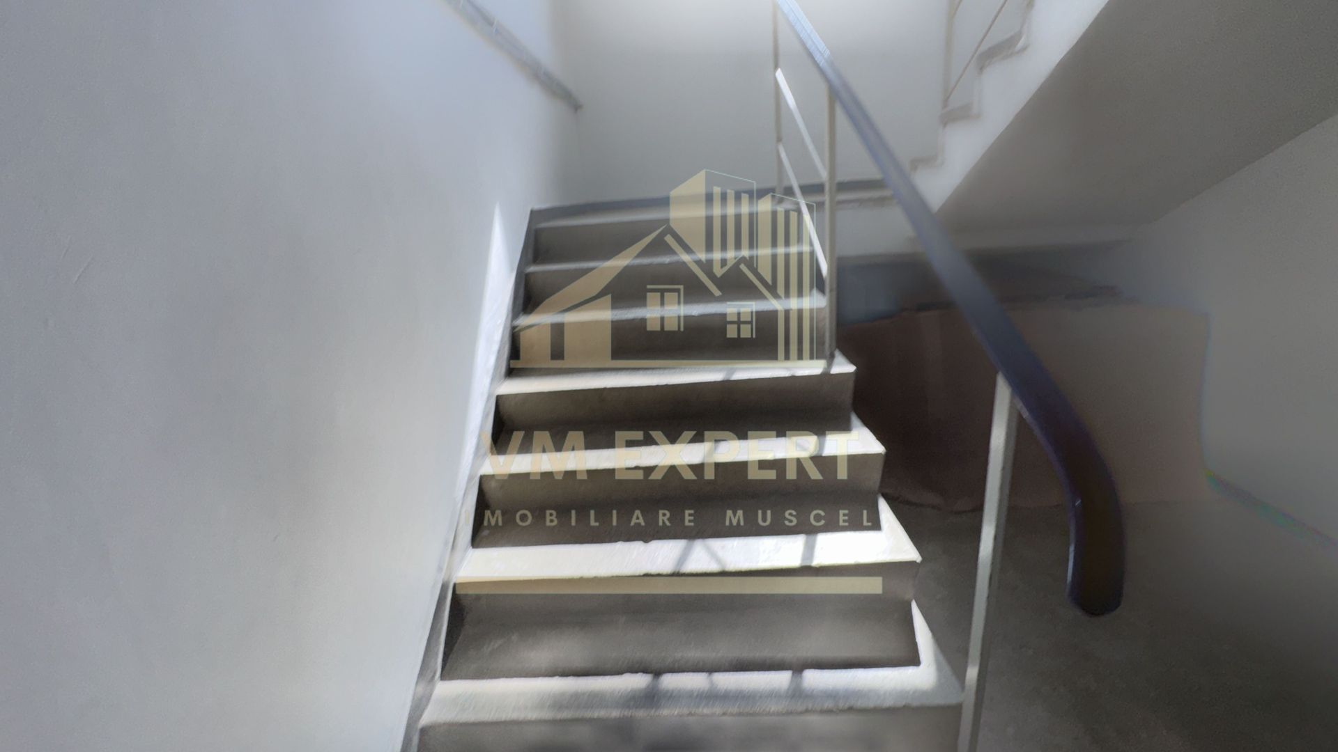 BLOC DE GARSONIERE P+4 SUPRAFAȚĂ UTILĂ 2135MP TEREN 2967 MP CĂMPULUNG - Poză 6