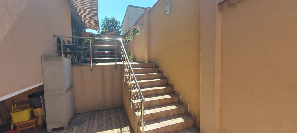 Apartament cu 3 camere pentru vanzare | curte 24 mp | Damaroaia - Poză 11