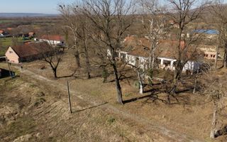 Casă cu 8 camere pentru investiții în Maciova CS - Poză 3