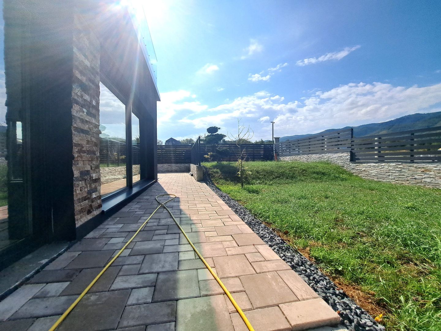 Casa cu piscina interioara si priveliste catre Cetatea Cisnadioarei - Poză 3