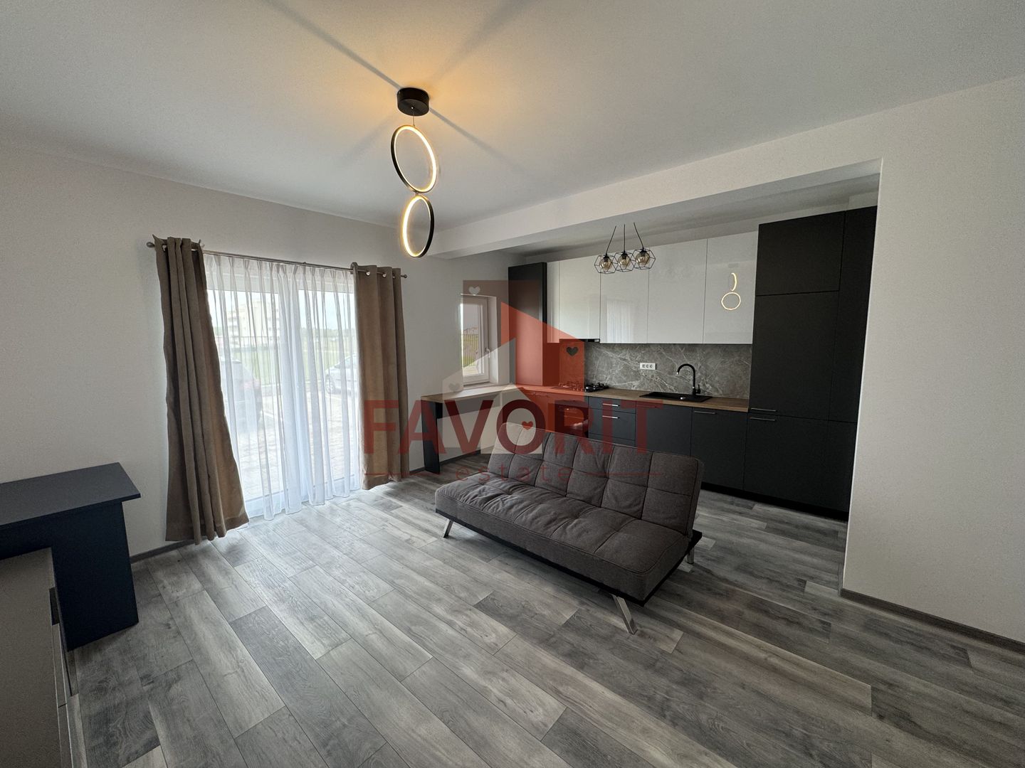 Mobilat si utilat. 2 locuri de parcare. Curte privata in CF - Poză 2