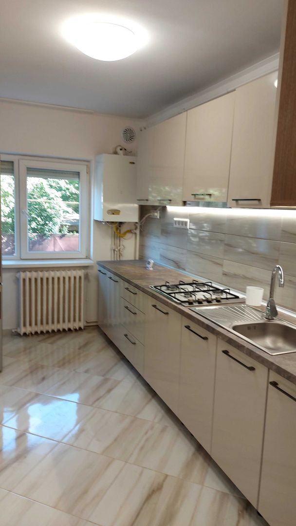 Vand apartament cu 3 camere la intrarea in Micro 17 Satu Mare - Poză 1