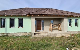 Casa la rosu cu toate utilitatile - Poză 1