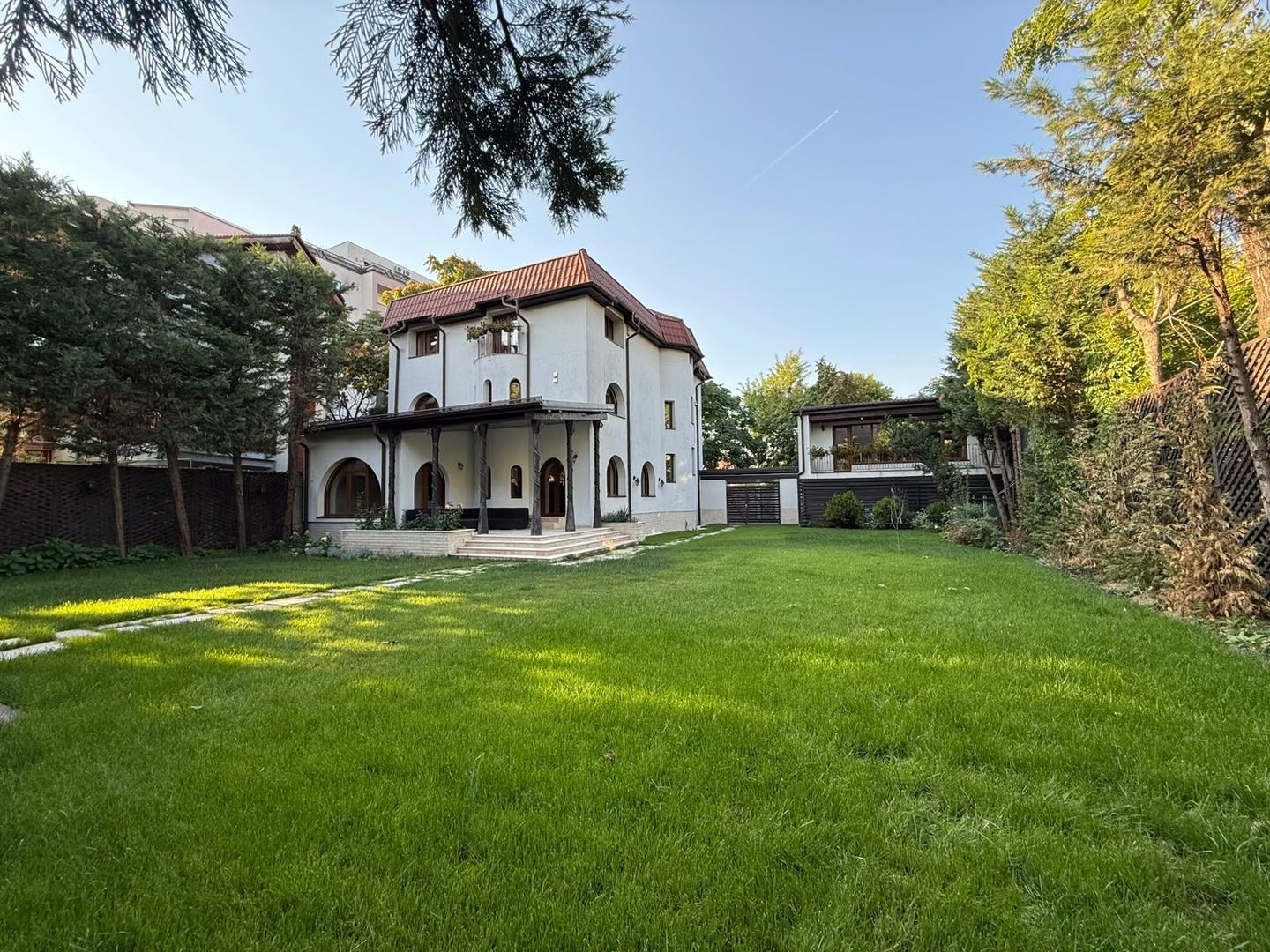 Vilă elegantă cu teren de aproximativ 1.000 mp - Poză 34