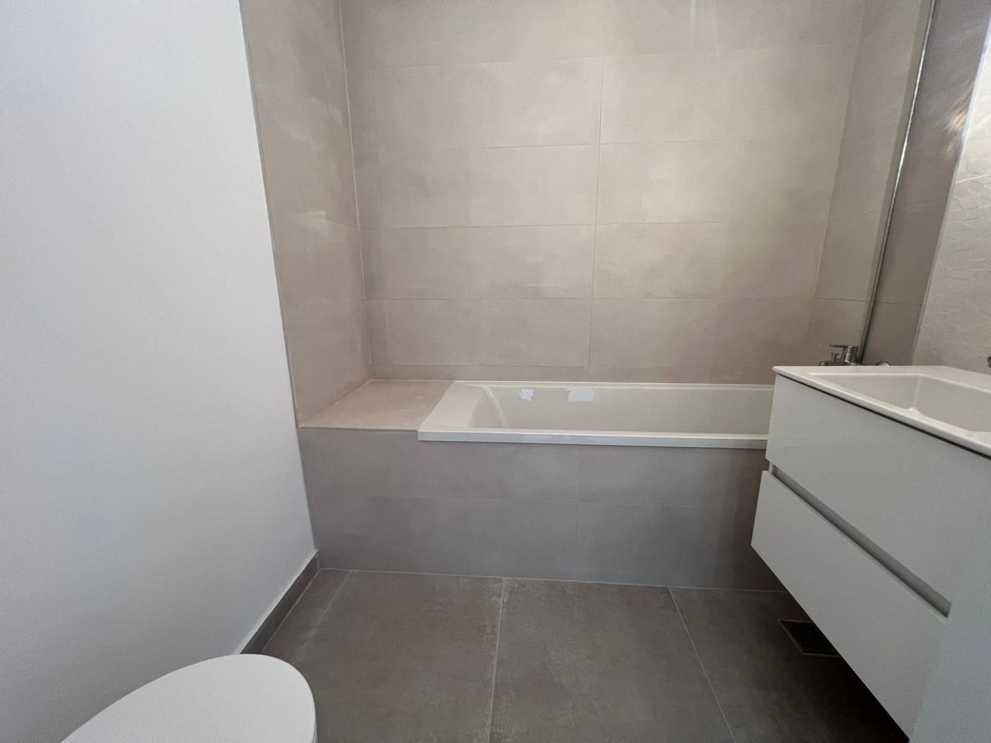 Apartament 2 Camere | Balcon cu Vedere spre Lac | Aproape de Metrou - Poză 11