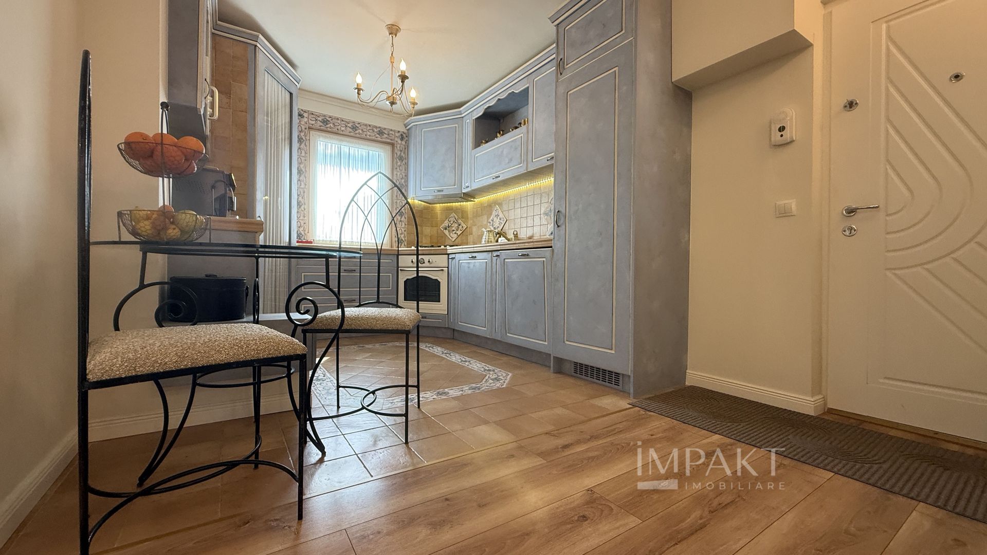 Apartament deosebit cu 4 camere decomandat si garaj in Andrei Muresanu - Poză 4
