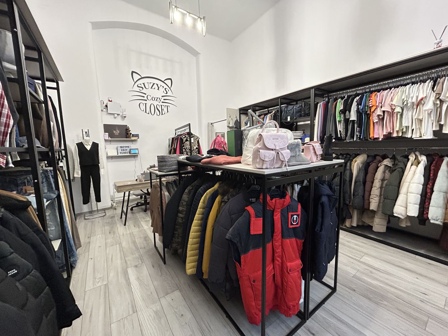 Afacere la Cheie, articole originale,  intrare stradală, zona Centrala - Poză 2