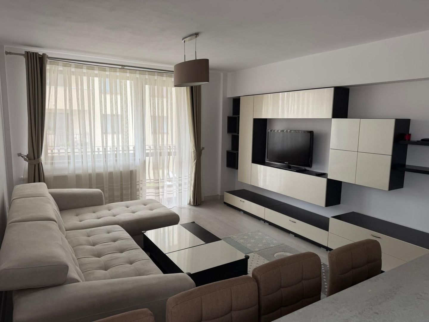 Apartament modern cu 3 camere de inchiriat in zona ultra-centrala - Poză 3