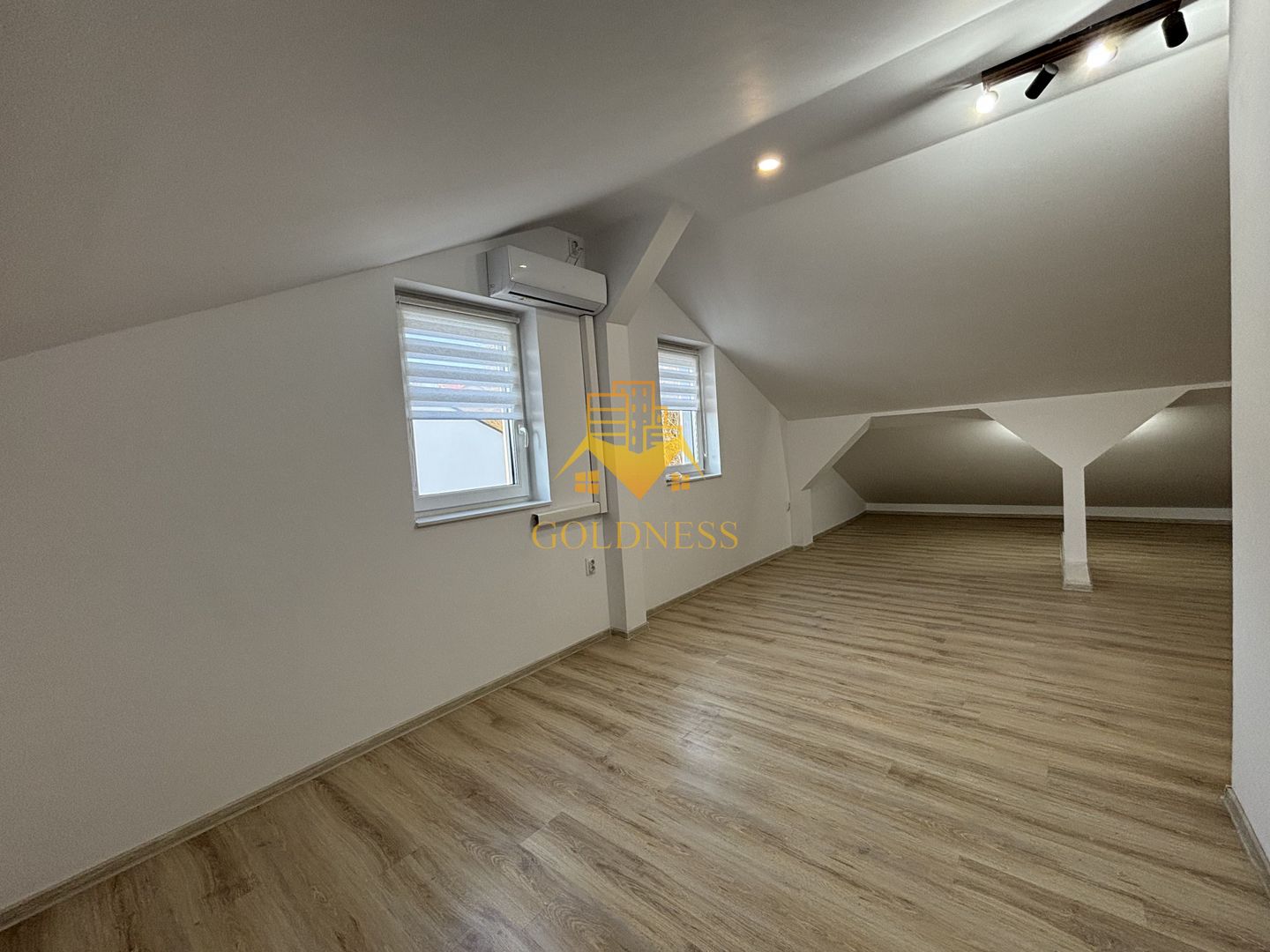 Duplex lux, de închiriat, 5 camere, parcare, curte, terasă,220mp teren - Poză 15